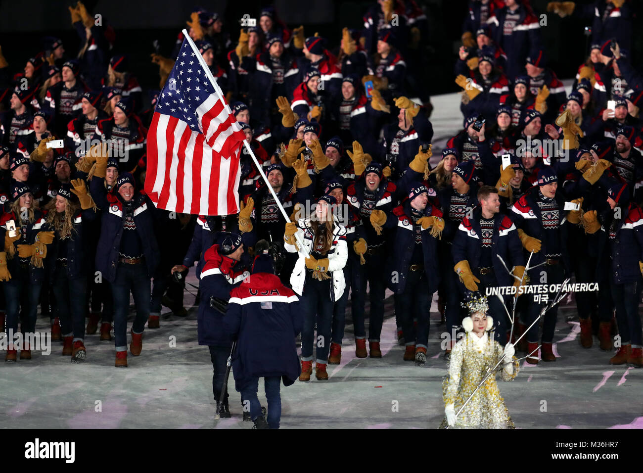 Stati Uniti d'America portabandiera Erin Hamlin conduce fuori il suo team durante la cerimonia di apertura del PyeongChang 2018 Giochi Olimpici Invernali a PyeongChang Olympic Stadium in Corea del Sud. Foto Stock