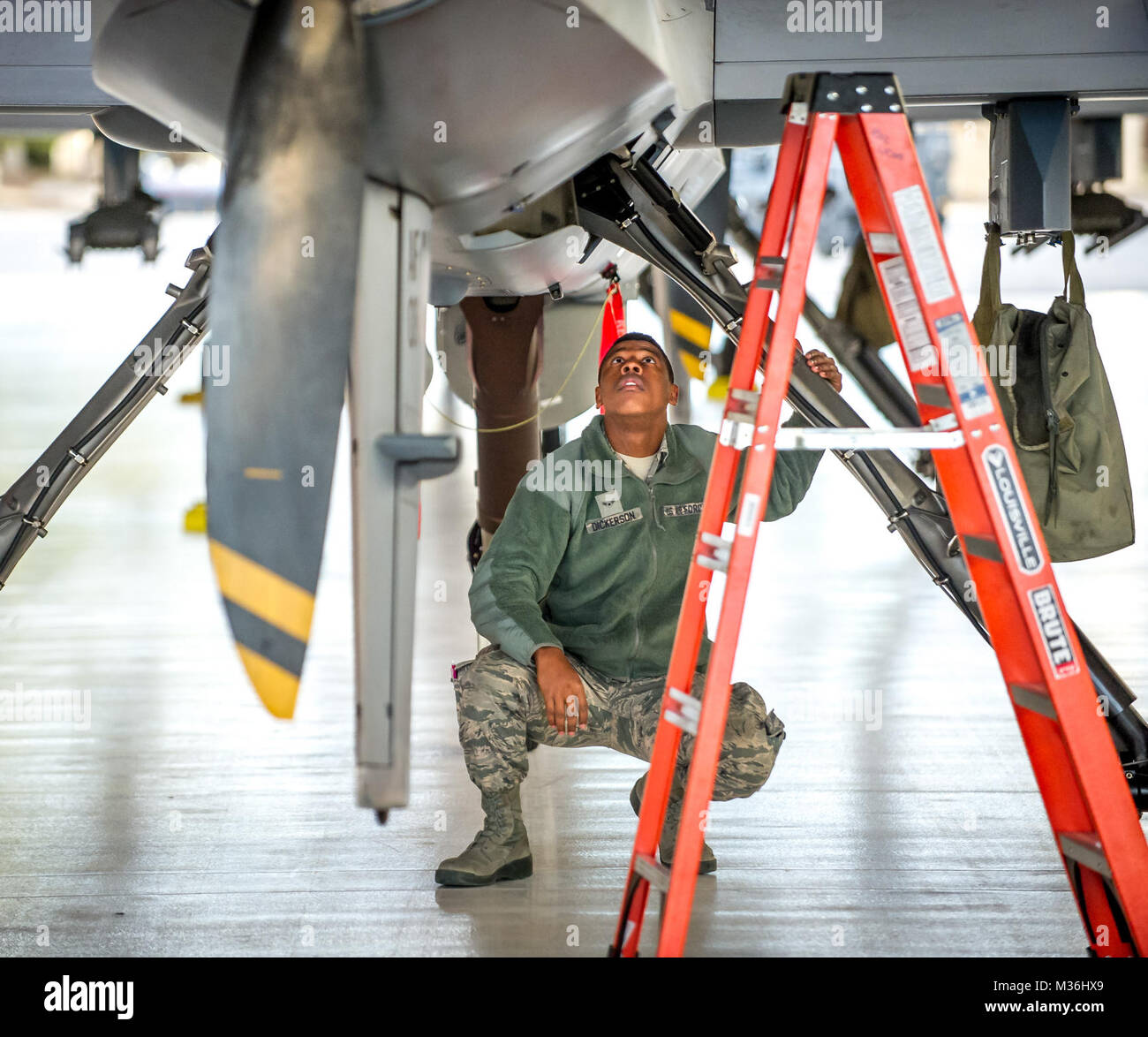 Airman 1. Classe Kawan Dickerson, un MQ-9 capo equipaggio con la quarantanovesima Manutenzione aeromobili squadrone, ispeziona il carrello di atterraggio di un MQ-9 Reaper pilotato a distanza aerei in un hangar a Holloman Air Force Base, N.M., Dic 16, 2016. Lo squadrone supporta il 6° squadrone di ricognizione, così come il 9° e il 29 Attack Squadrons, consentendo la graduazione dei piloti e degli operatori del sensore nel supporto della Air Force la più grande formazione formale unità. (U.S. Air Force foto di J.M. Eddins Jr.) 161216-F-LW859-014 Foto Stock