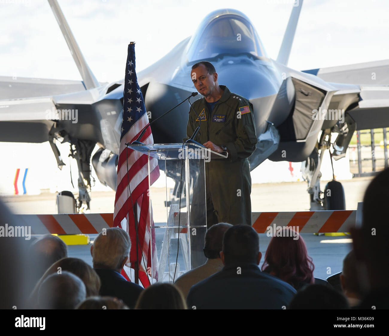 LEMOORE, California (Gen. 25, 2016) Vice Adm. Mike calzolaio, commander, Naval Air forze, parla ad una cerimonia di arrivo del F-35C Lightning II joint strike fighter a Naval Air Station Lemoore. La F-35C migliorerà la flessibilità, la proiezione di potenza e funzionalità di sciopero del carrier aria ali e joint task forces. (U.S. Foto di Marina di Massa lo specialista di comunicazione di terza classe Zachary Eshleman/RILASCIATO) prima della flotta del Pacifico F-35 Squadron arriva al NAS Lemoore da #PACOM Foto Stock