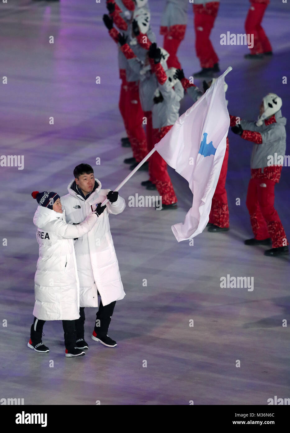 Corea del Nord e Corea del Sud i portabandiera Chung Gum Hwang e Yunjong ha vinto durante la cerimonia di apertura del PyeongChang 2018 Giochi Olimpici Invernali a PyeongChang Olympic Stadium in Corea del Sud. Foto Stock