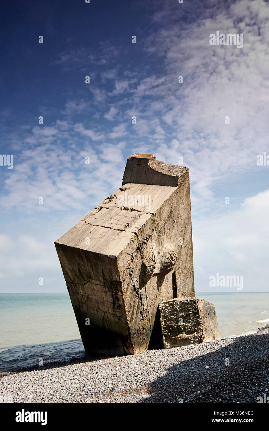 Ins Meer gestürzter Bunker aus dem Zweiten Weltkrieg. Foto Stock