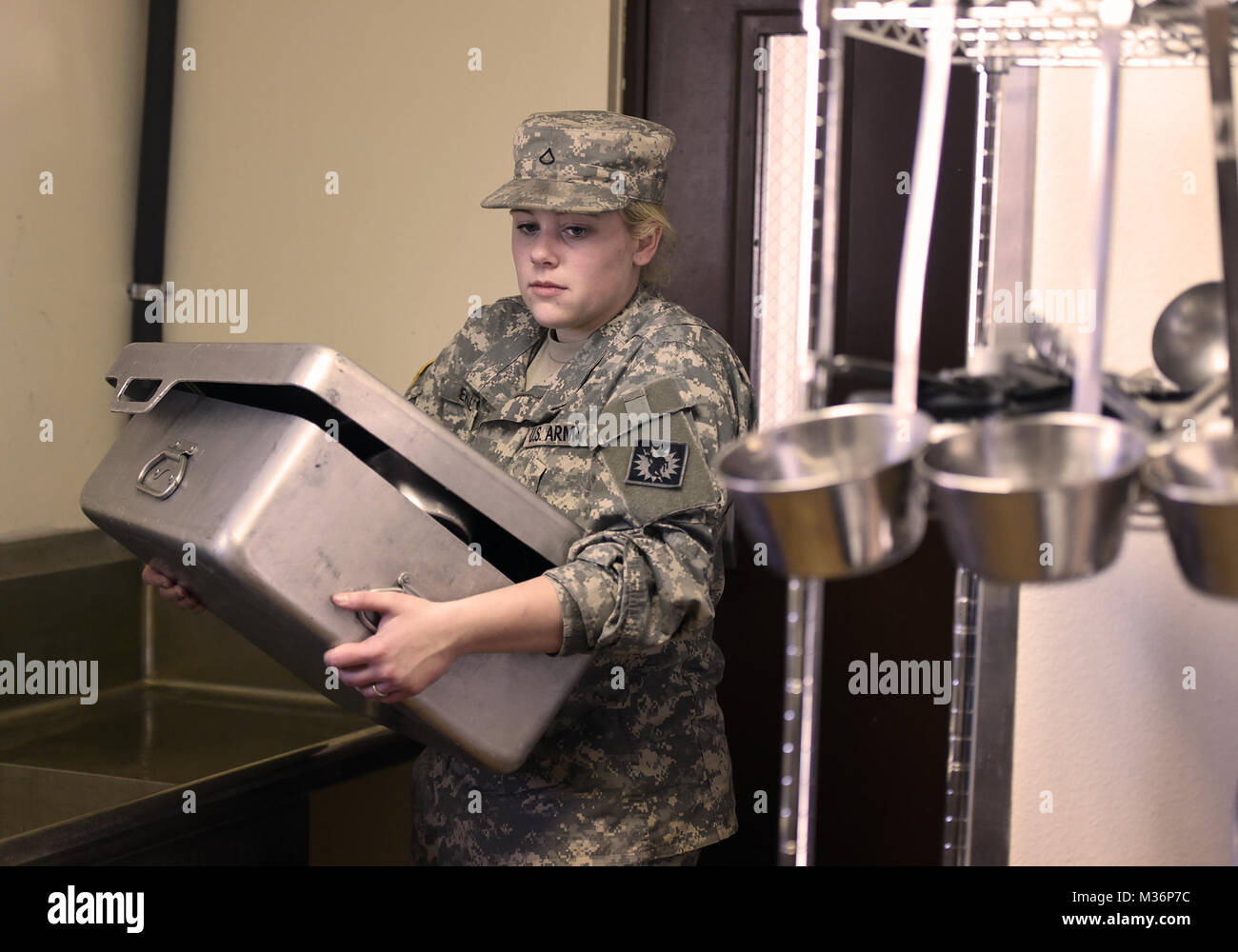 Wyoming esercito nazionale Guard PFC. Victoria Eklund dice che si tratta solo di fortuna aveva scelto per "KP" durante il trapano con il 920th Forward Support Company a Camp Guernsey JTC. Normalmente essa sarebbe nel motore in piscina o la spedizione come un addetto del personale. Victoria è solo un altro notevole #WyoGuard donna stiamo mettendo in evidenza per #WomensHistoryMonth. (Wyoming esercito nazionale Guard foto di Sgt. 1. Classe Jimmy McGuire) 170311-Z-CG686-006.jpg da wyoguard Foto Stock