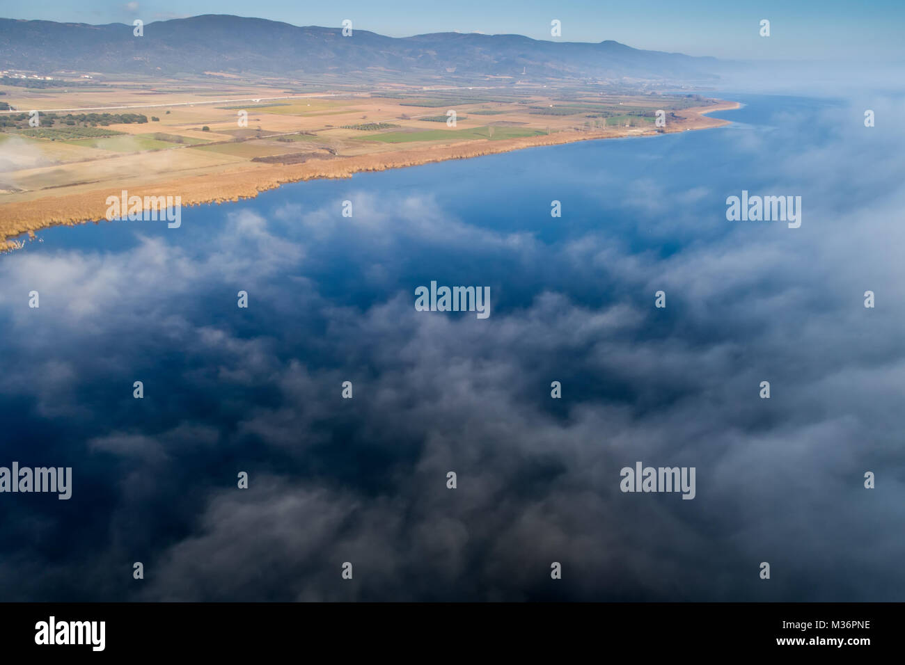 Vista aerea. Volare sopra le nuvole . Antenna di ripresa della telecamera. Panorama del paesaggio. Foto Stock