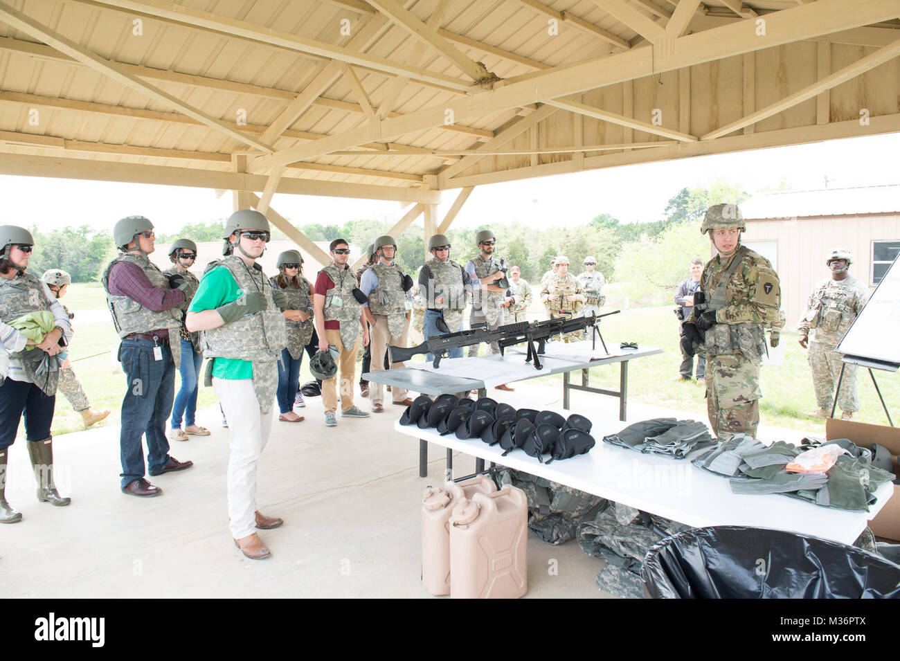 Lo Stato federale e i funzionari eletti e i dipendenti partecipano in soldier esercizi di addestramento a Camp Swift, vicino a Bastrop Texas durante l'esercito 2017 Giorno di Marzo 24, 2017. Queste mani sulle competenze esercizio contribuire a educare i legislatori circa le strutture e le attrezzature e le competenze=-imposta necessari per addestrare ed equipaggiare Texas cittadino di soldati. 2017 esercito giorno flickr (40 di 62) da Texas Dipartimento Militare Foto Stock