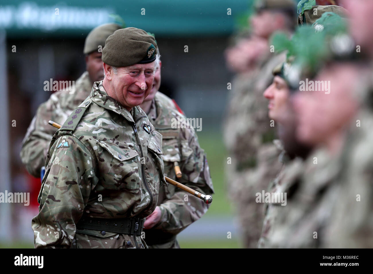 Il Principe di Galles a Bulford Camp in Salisbury durante una premiazione come egli visiti il Primo Battaglione del Reggimento Mercian per contrassegnare di dieci anni come il colonnello-in-chief e 40 anni diventando il colonnello in capo del reggimento Cheshire. Foto Stock