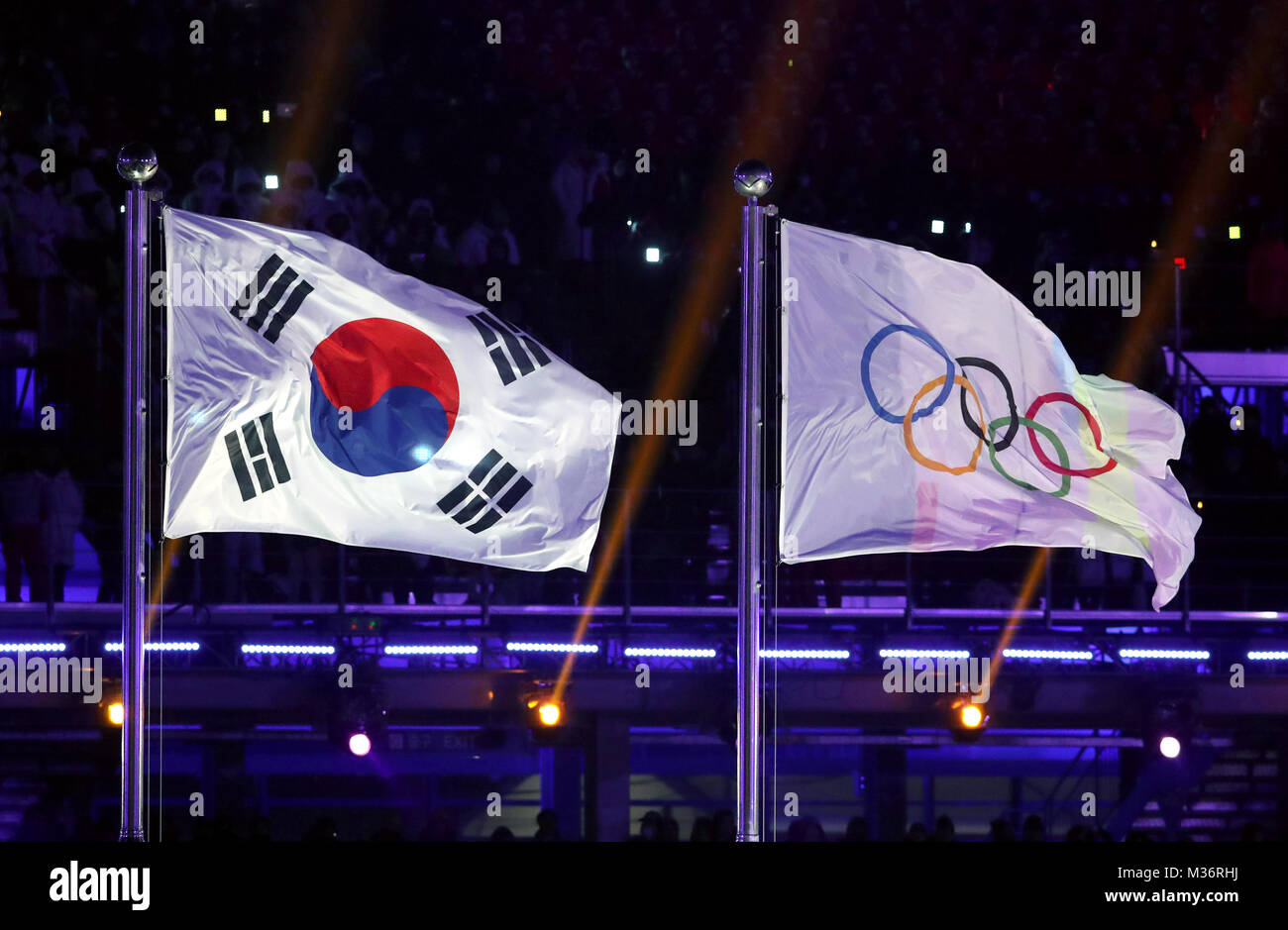 Una vista generale della Corea del Sud e bandiere olimpica durante la cerimonia di apertura del PyeongChang 2018 Giochi Olimpici Invernali a PyeongChang Olympic Stadium in Corea del Sud. Foto Stock