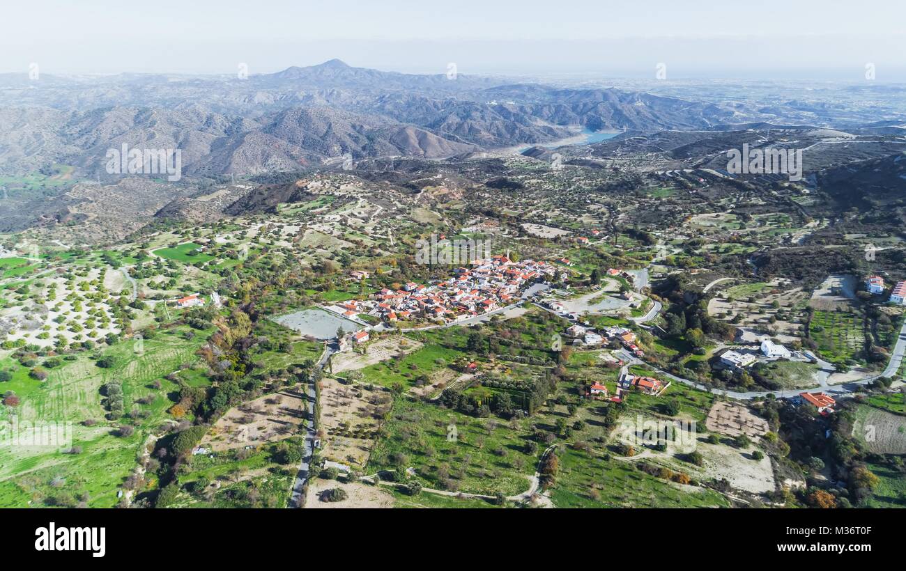 Antenna occhio di uccello vista di attrazione famosa destinazione turistica valle Kato Lefkara village, Larnaca, Cipro. Con piastrelle di ceramica in casa tetti, a sud di Troodos Foto Stock