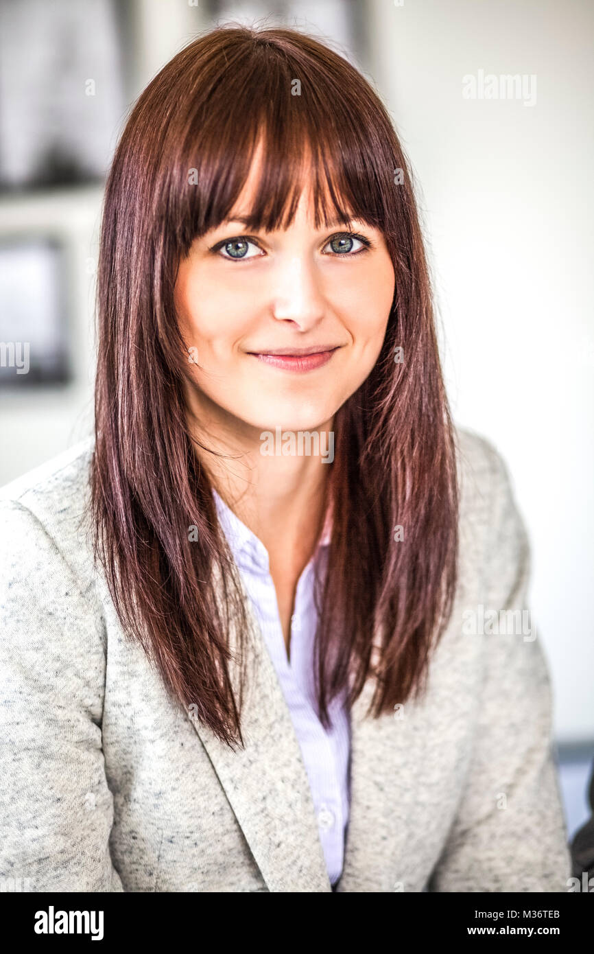 Ritratto di giovane e bella imprenditrice in office Foto Stock