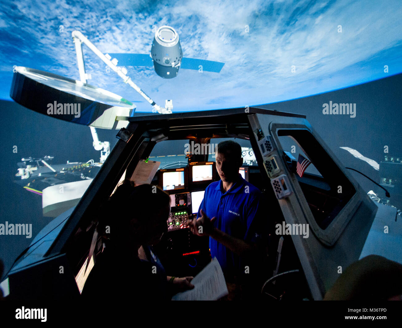 L'astronauta della NASA Col. Tyler "Nick" Aia si prepara ad effettuare il rendezvous e il braccio robotico il recupero della formazione in Ingegneria dei Sistemi simulatore, chiamato "La Cupola", a Johnson Space Flight Center a Houston, Tex., apr. 26, 2017. (U.S. Air Force foto di J.M. Eddins Jr.) 170426-F-LW859-011 da AirmanMagazine Foto Stock