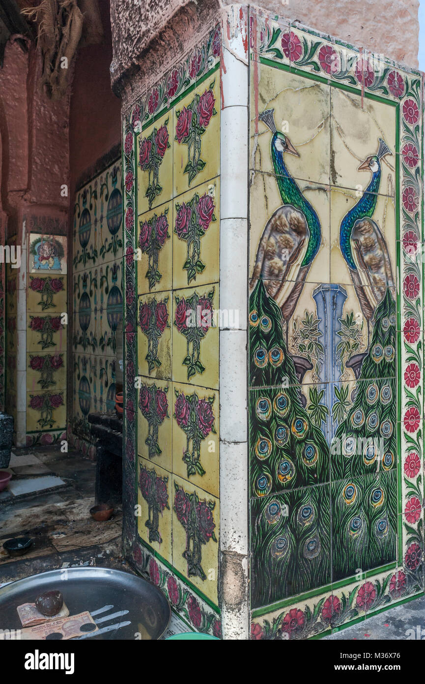 Peacock su piastrelle ceramiche, Siddheshwar tempio, Solapur, Maharashtra, India, Asia Foto Stock