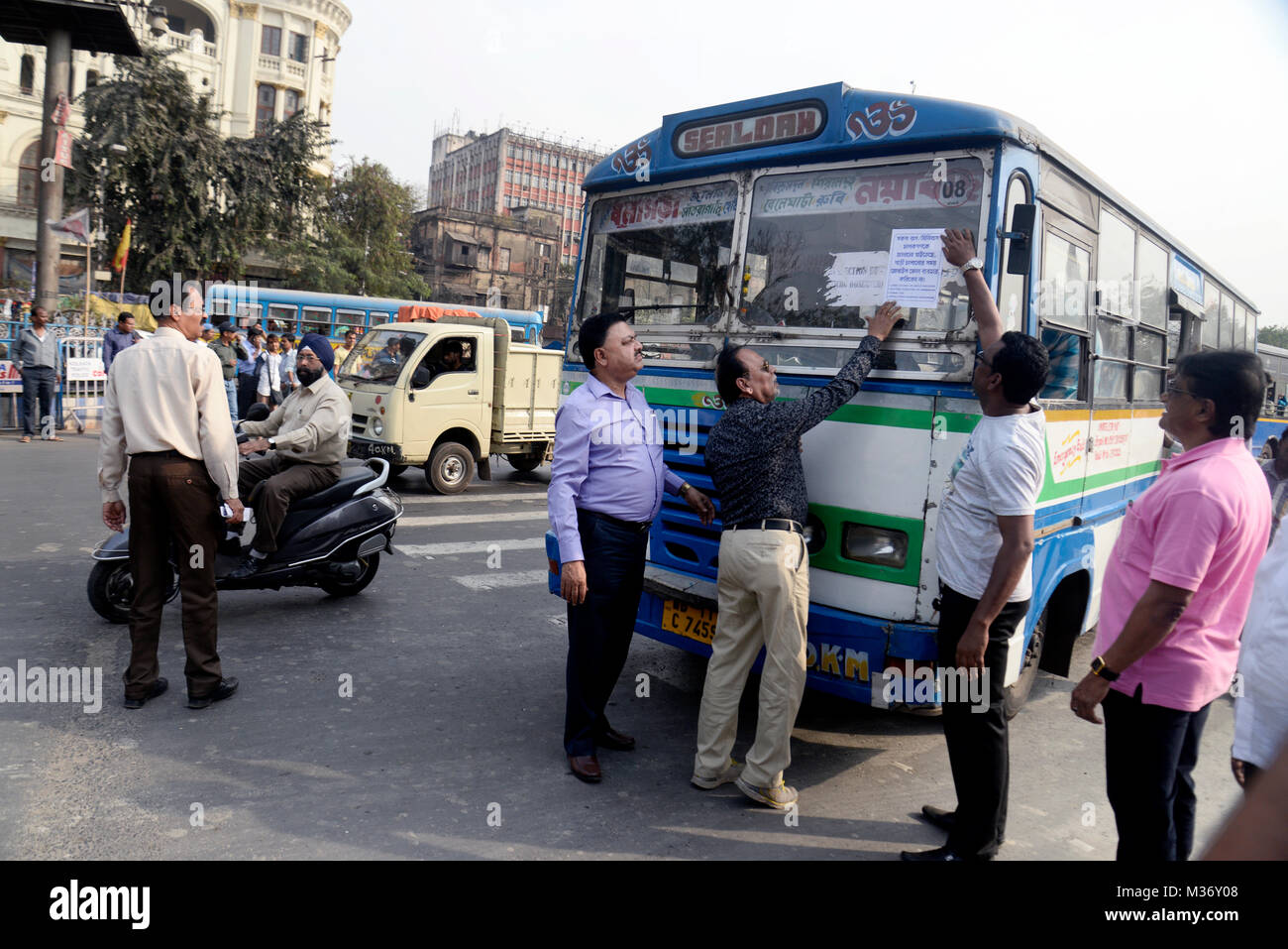Kolkata, India. Il giorno 08 Febbraio, 2018. Attivista del sindacato Bus partecipare il programma della campagna per creare consapevolezza tra bus driver circa di non utilizzare il telefono cellulare mentre si guida. Credito: Saikat Paolo/Pacific Press/Alamy Live News Foto Stock