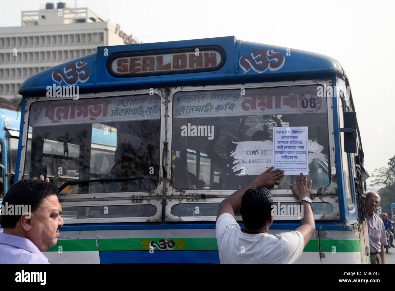 Kolkata, India. Il giorno 08 Febbraio, 2018. Attivista del sindacato Bus partecipare il programma della campagna per creare consapevolezza tra bus driver circa di non utilizzare il telefono cellulare mentre si guida. Credito: Saikat Paolo/Pacific Press/Alamy Live News Foto Stock