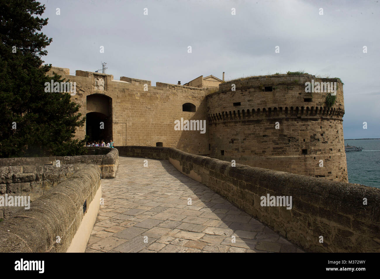 L'Italia. La puglia, Taranto. Castello Aragonese sul mare, all'aperto, nessuno, Foto Stock
