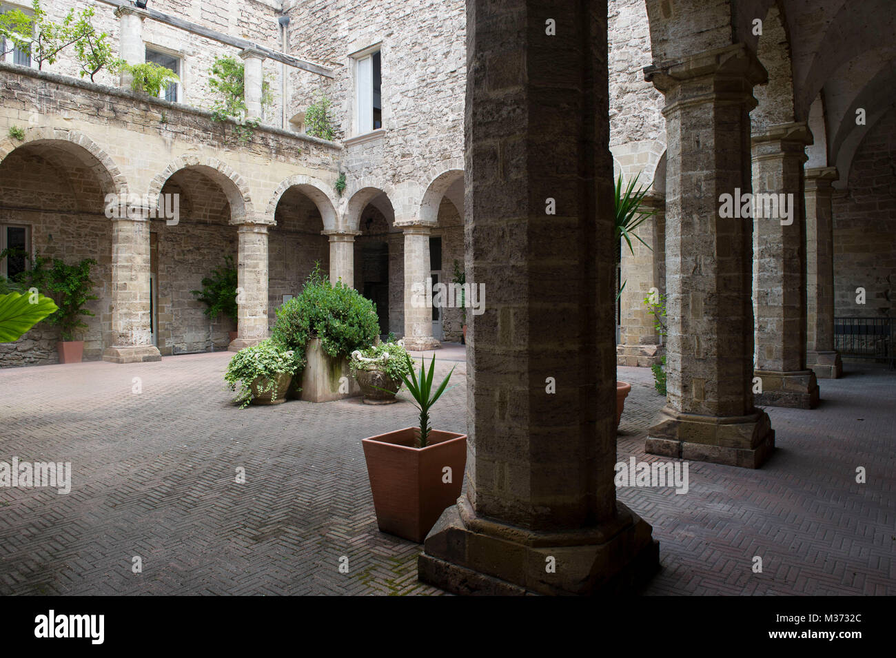 L'Italia. La puglia, Taranto. Convento di S. Chiara, attualmente giudice minorile Foto Stock
