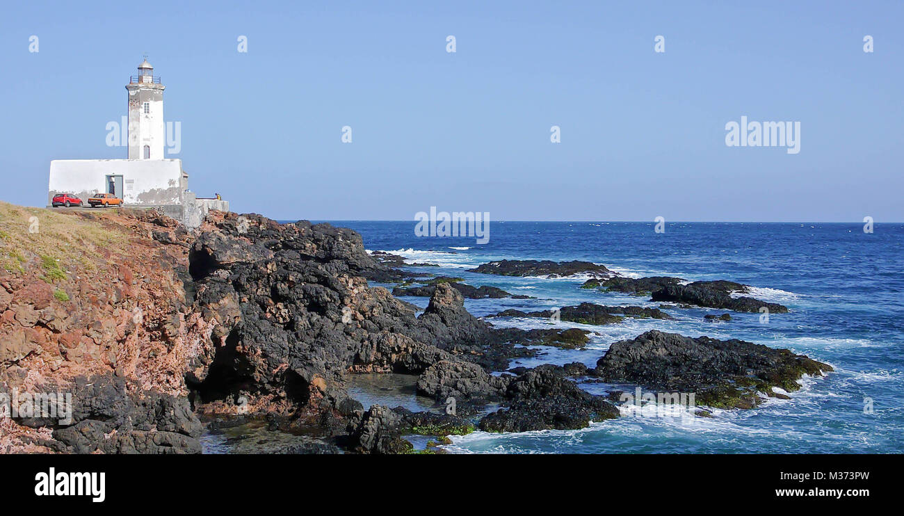 Faro bianco su un rocky point sull'Oceano Atlantico nelle isole del Capo Verde su Santiago vicino a Praia Foto Stock