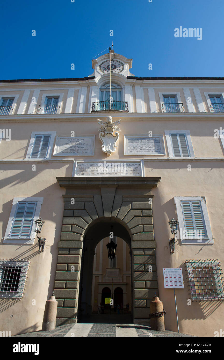 L'Europa, Italia, Lazio, Castel Gandolfo. La facciata frontale Palazzo Apostolico, pontifici del palazzo d'estate. Carlo Maderno architetto Foto Stock