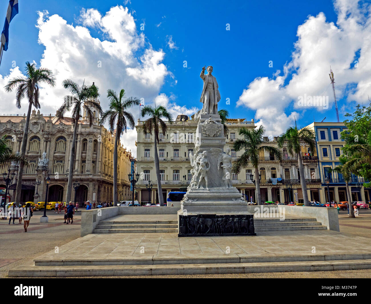Monumento a Jose Marti nel Parque Central Havana, con lo sfondo di edifici circostanti Foto Stock