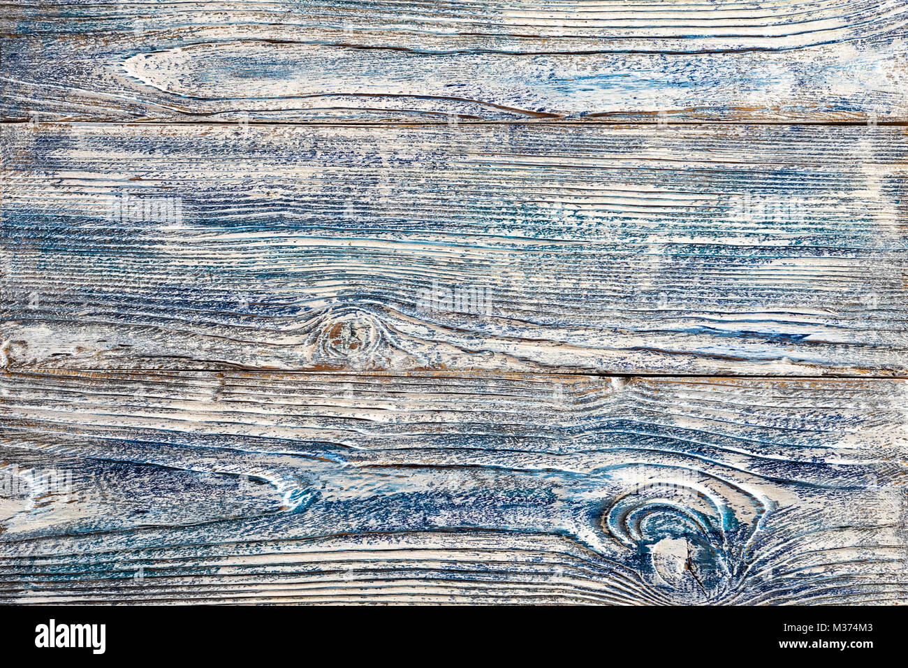 Bianco Blu Vernice sulle vecchie tavole di legno di tavole di legno mischiato indossato parecchi strati di incrinate dipinto shabby texture di sfondo Foto Stock