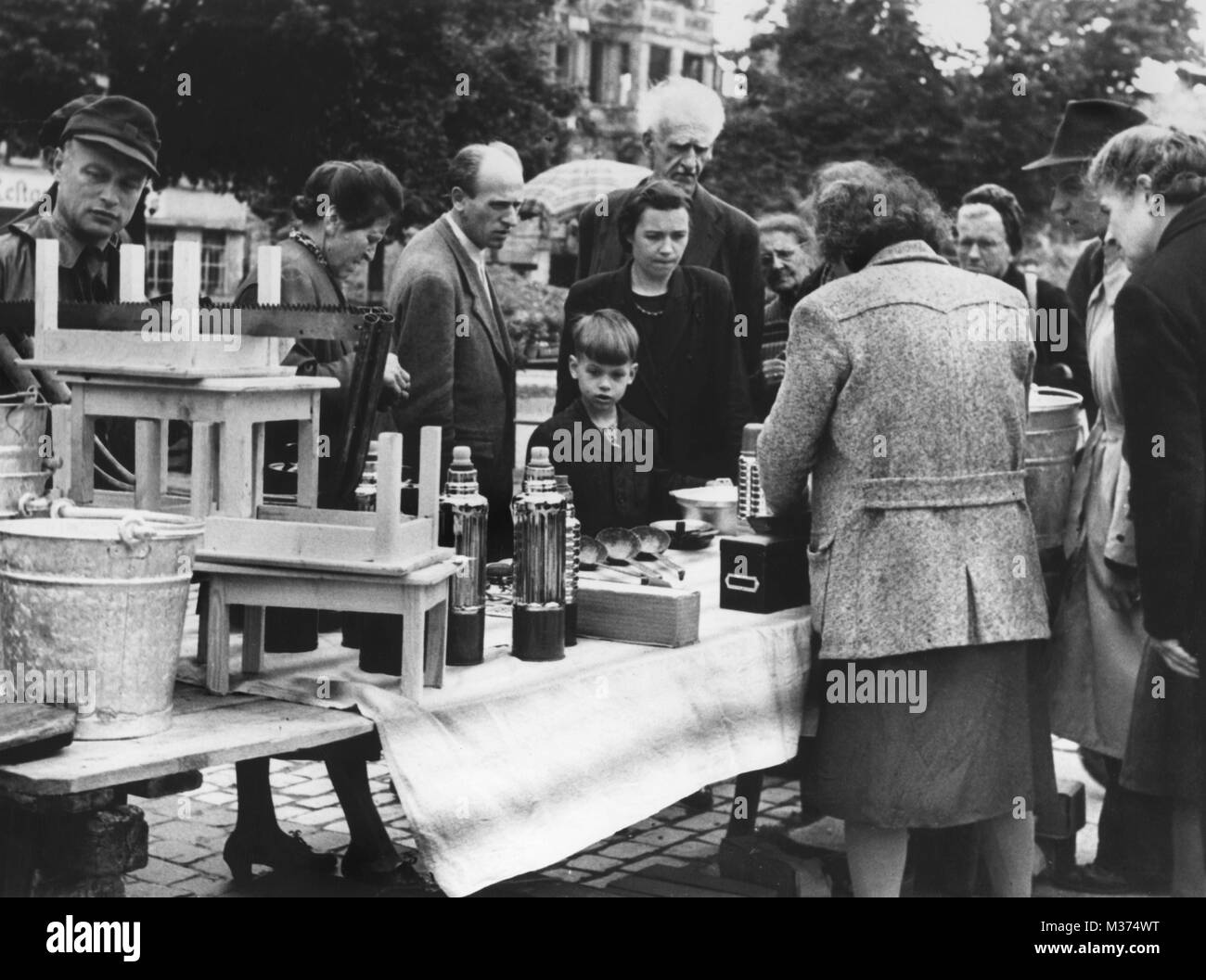 Pochi giorni dopo la riforma monetaria nella parte occidentale della Germania è entrato in vigore il 21 giugno 1948 le merci vengono offerti che prima solo potrebbero essere acquistati al mercato nero. | Utilizzo di tutto il mondo Foto Stock