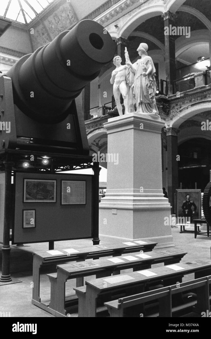 08-15-1981 La Prussia mostra a Berlino 1981. Vista di una parte della mostra nel Lichthof a Martin-Gropius-Bau a Berlino. Simboli di Prussia. Sulla sinistra un cannone del tipo "Fat Bertha', nella parte anteriore di esso i banchi di scuola. Sullo sfondo a destra un calco della dea della vittoria dal ponte del castello. | Utilizzo di tutto il mondo Foto Stock