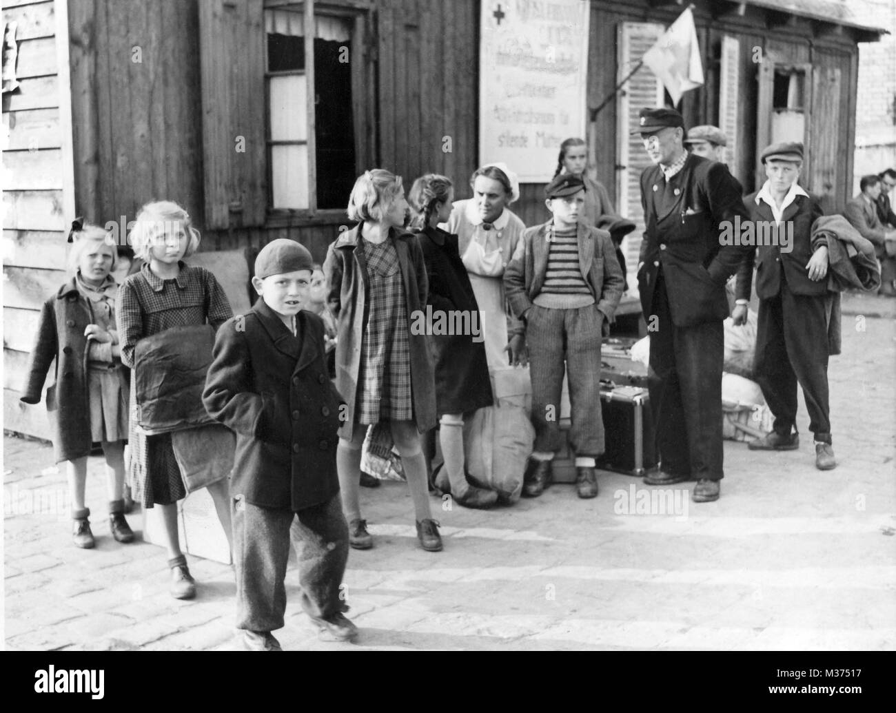 Con facce gravi, Tedesco i bambini rifugiati sono in attesa per l'ulteriore trasporto del 8 ottobre nel 1950 a Monaco di Baviera. 150 i bambini che sono stati separati dai loro genitori durante la guerra turmoils arrivati dalla Jugoslavia a Monaco di Baviera. | Utilizzo di tutto il mondo Foto Stock