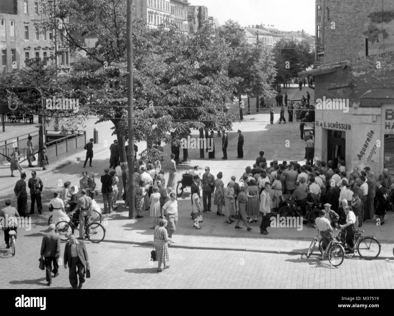 Vista sul valico di frontiera Brunnen Street/Bernauer Street dove RDT di polizia istituito un ufficio permessi a Berlino nel 1953. L'emissione delle autorizzazioni a Berlino Ovest i cittadini che vogliono visitare il settore sovietico è stato prelevato con forti limiti. Gli ufficiali di polizia ha detto che un giorno di soggiorno verrà rilasciato per motivi urgenti solo come morti, visite a parenti ammalati e anziani, verificabili le comunicazioni con Berlino Est autorità e la raccolta delle pensioni. Una grande esecuzione ai valichi di frontiera ha causato la polizia per la richiesta delle code. | Utilizzo di tutto il mondo Foto Stock