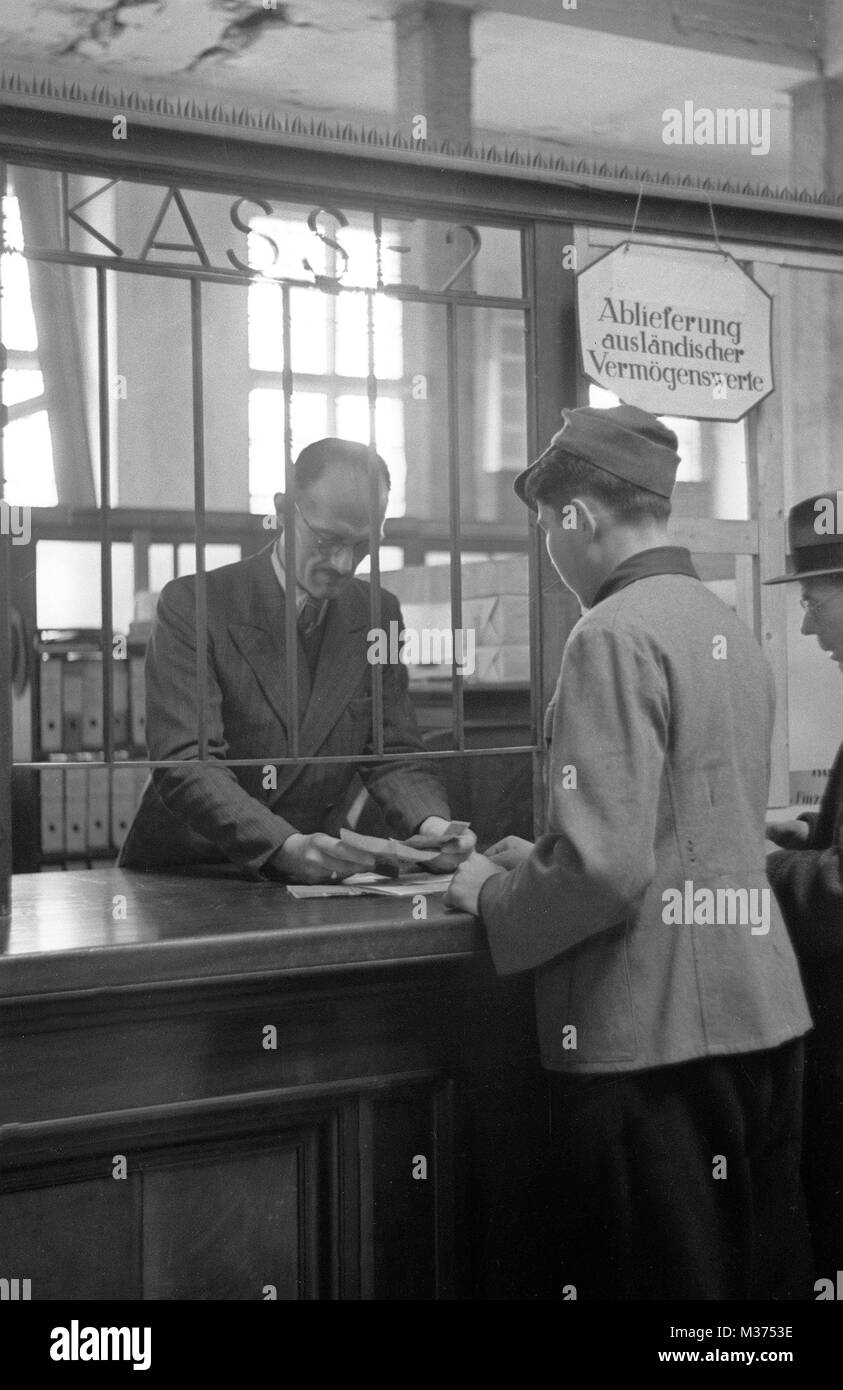 01-15-1947 Una respinta tedesco prigioniero di guerra gli scambi buoni in dollari alla Landeszentralbank a Monaco di Baviera. | Utilizzo di tutto il mondo Foto Stock