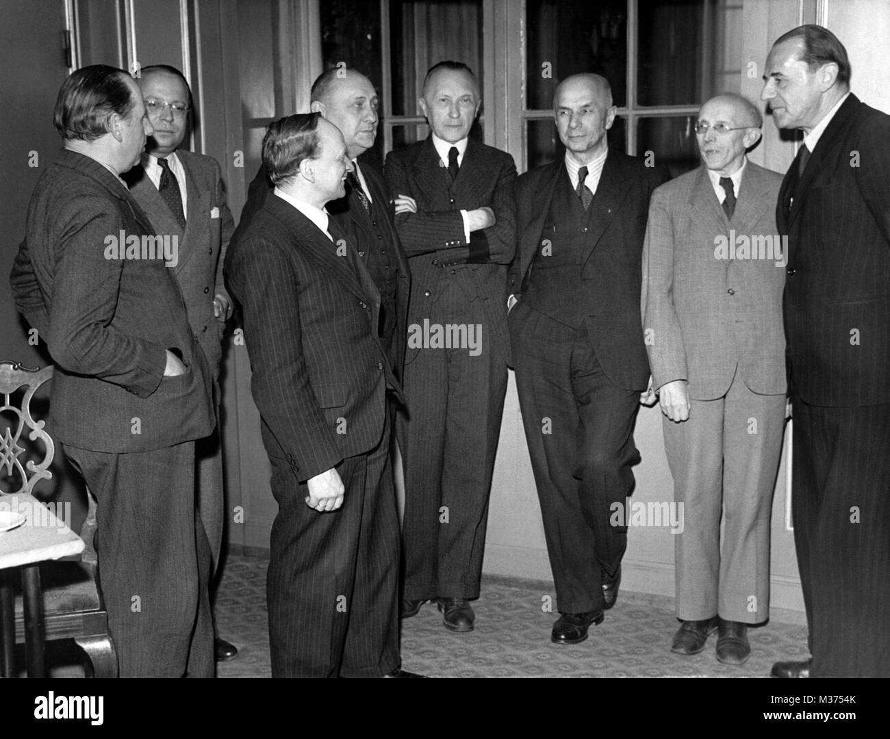 (L-r): Friedrich Holzapfel, Ulrich Steiner, Bruno Derpinghaus, Ernst Lemmer, Konrad Adenauer, Jakob Kaiser, abbraccio Hickmann e Erich Köhler durante un workshop interni di rappresentanti della CDU e della CSU dal quattro zone di occupazione, il 26 aprile 1948, di Francoforte sul Meno. | Utilizzo di tutto il mondo Foto Stock