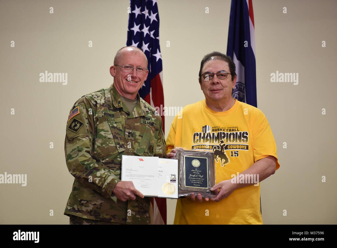 Il Mag. Gen. Luca Reiner, Wyoming aiutante generale, presentato premi per la longevità ed eccellenza il 5 aprile in Cheyenne. Ricezione di 5 anno servizio Awards sono stati: Michael Dooley, Kris verde, Nickelas Johnson, Alan Agnello, Martin Perez, Kelsey Raile. Dieci anni di premi per il servizio: Raymond Ghan, James Hargraves Misty Malmborg, Mark Nelson, Emma Simental. Quindici anni di premi per il servizio: Dane Rodgers, Devin Henry, Daniel Nesvik, John Perkins. 25 anni di premio di servizio: Warren Burgess. Ricezione di un 40-anno del premio di servizio e una standing ovation era Giuseppe veglia. L'eccellenza in azione sono stati assegnati i premi per la pianificazione integrata Te Foto Stock