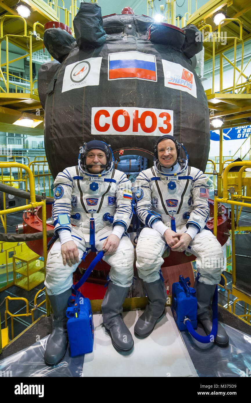 Nella costruzione di integrazione al cosmodromo di Baikonur in Kazakistan, Expedition 51 membri di equipaggio Fyodor Yurchikhin di l'agenzia Spaziale Federale Russa Roscosmos (a sinistra) e Jack Fischer della NASA (a destra) pone per le immagini Aprile 6, 2017 davanti a loro Soyuz MS-04 veicolo spaziale come parte del training di pre-lancio preparati. Fischer e Yurchikhin ha lanciato il 20 aprile sul Soyuz MS-04 navicella spaziale per quattro e una metà mese missione sulla Stazione spaziale internazionale. (Foto/NASA/Gagarin Cosmonaut Training Center/Andrey Shelepin) jsc2017E040289orig da AirmanMagazine Foto Stock