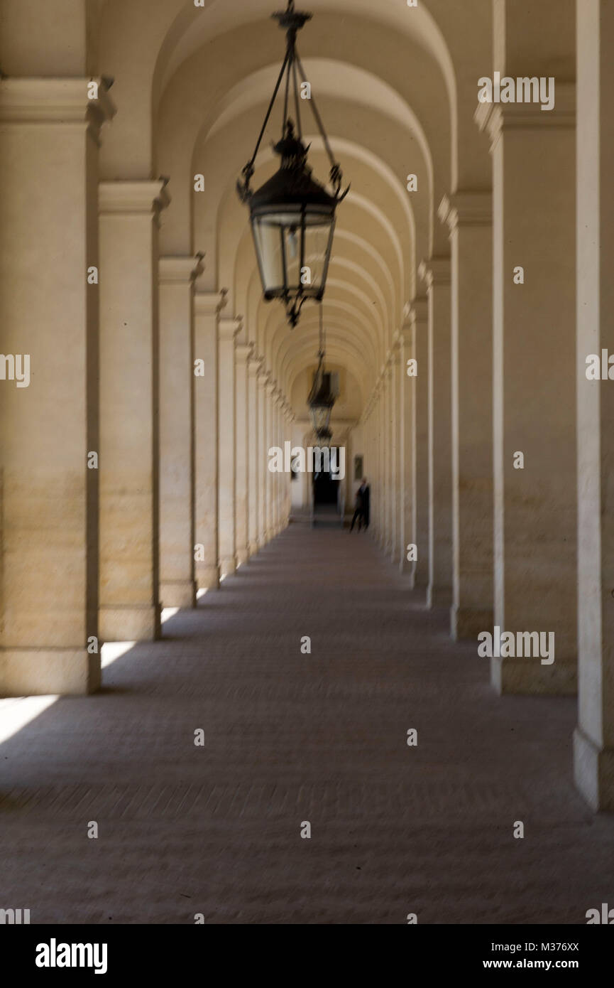 L'Europa, Italia, Lazio, Roma, Roma, Palazzo del Quirinale, costruita sul colle omonimo, ex residenza dei Papi, è la residenza del Presidente della Repubblica Italiana. Oriental portico del cortile d'Onore Foto Stock