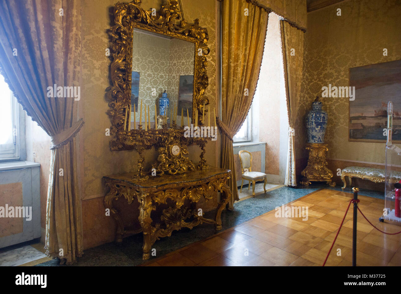 L'Europa, Italia, Lazio, Roma, Roma, Palazzo del Quirinale, costruita sul colle omonimo, ex residenza dei Papi, è la residenza del Presidente della Repubblica italiana.Bussolanti hall Foto Stock