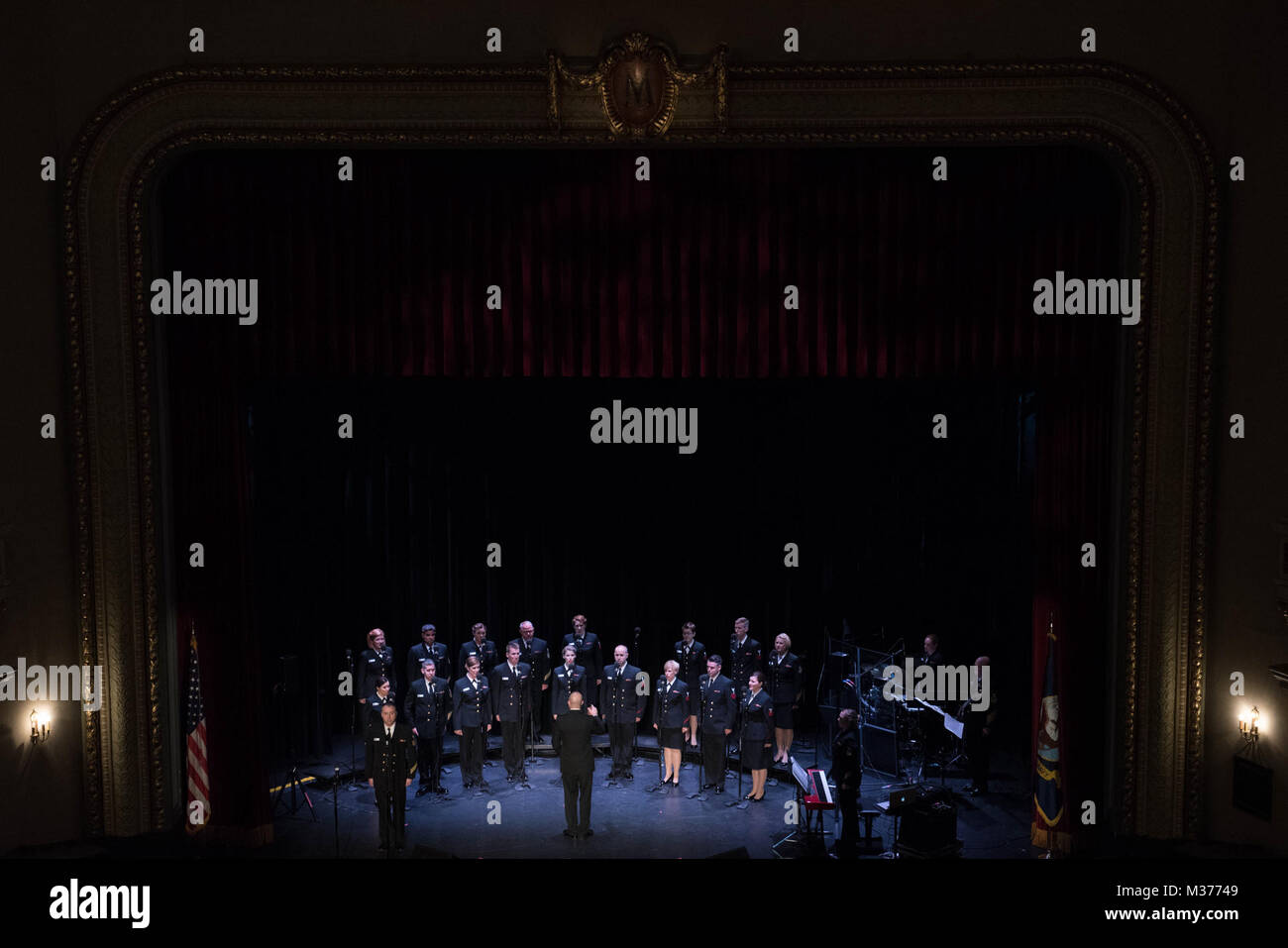 MORGANTOWN, W.Va. (18 aprile 2017) Il Sea Chanters chorus inizia il loro primo tour concerto presso il Teatro Metropolitan a Morgantown. Il Sea Chanters sono su un 21-tour di un giorno di midwestern Stati Uniti collegando europee attraverso gli Stati Uniti per la loro Marina. (U.S. Foto di Marina dal musicista di prima classe Sarah Blecker/RILASCIATO) 170418-N-WV624-010 dalla Marina degli Stati Uniti Band Foto Stock