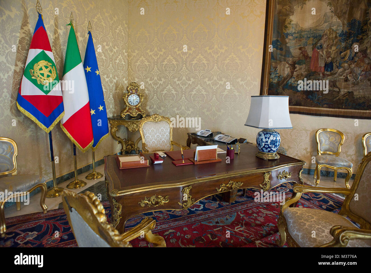 L'Europa, Italia, Lazio, Roma, Roma, Palazzo del Quirinale, costruita sul colle omonimo, ex residenza dei Papi, è la residenza del Presidente della Repubblica italiana, Studio in corrispondenza della finestra, studio da parte del presidente. Foto Stock