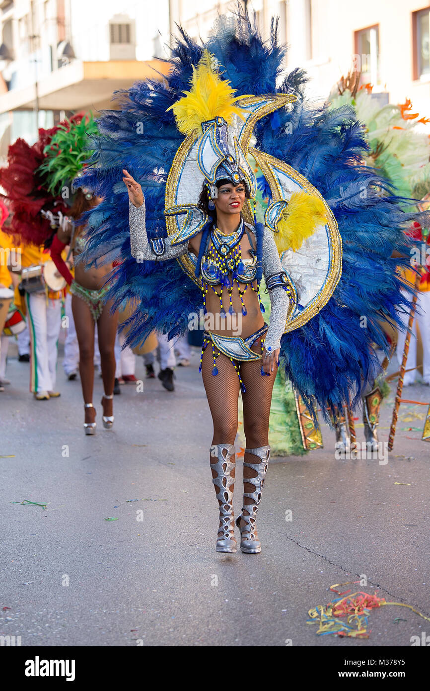 La ballerina di Samba in Brasile tradizionali costumi di ballo per le  strade di città del carnevale, Monfalcone, Italia Foto stock - Alamy