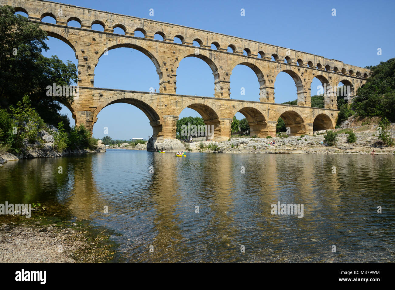 Paesaggio shot della spettacolare antico storico Pont du Gard acquedotto a ponte sopra il fiume Gardon nel sud della Francia in estate Foto Stock