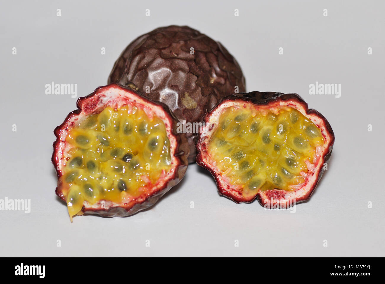 Succosa maturi frutti della passione tagliati a metà Foto Stock