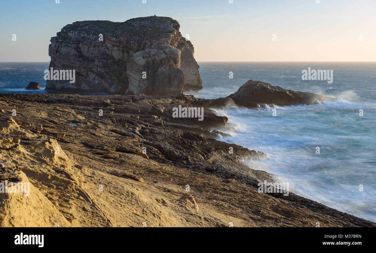Isola di Gozo scogliere con la roccia del fungo durante la tempesta di primavera. Dwejra, Arcipelago Maltese Foto Stock
