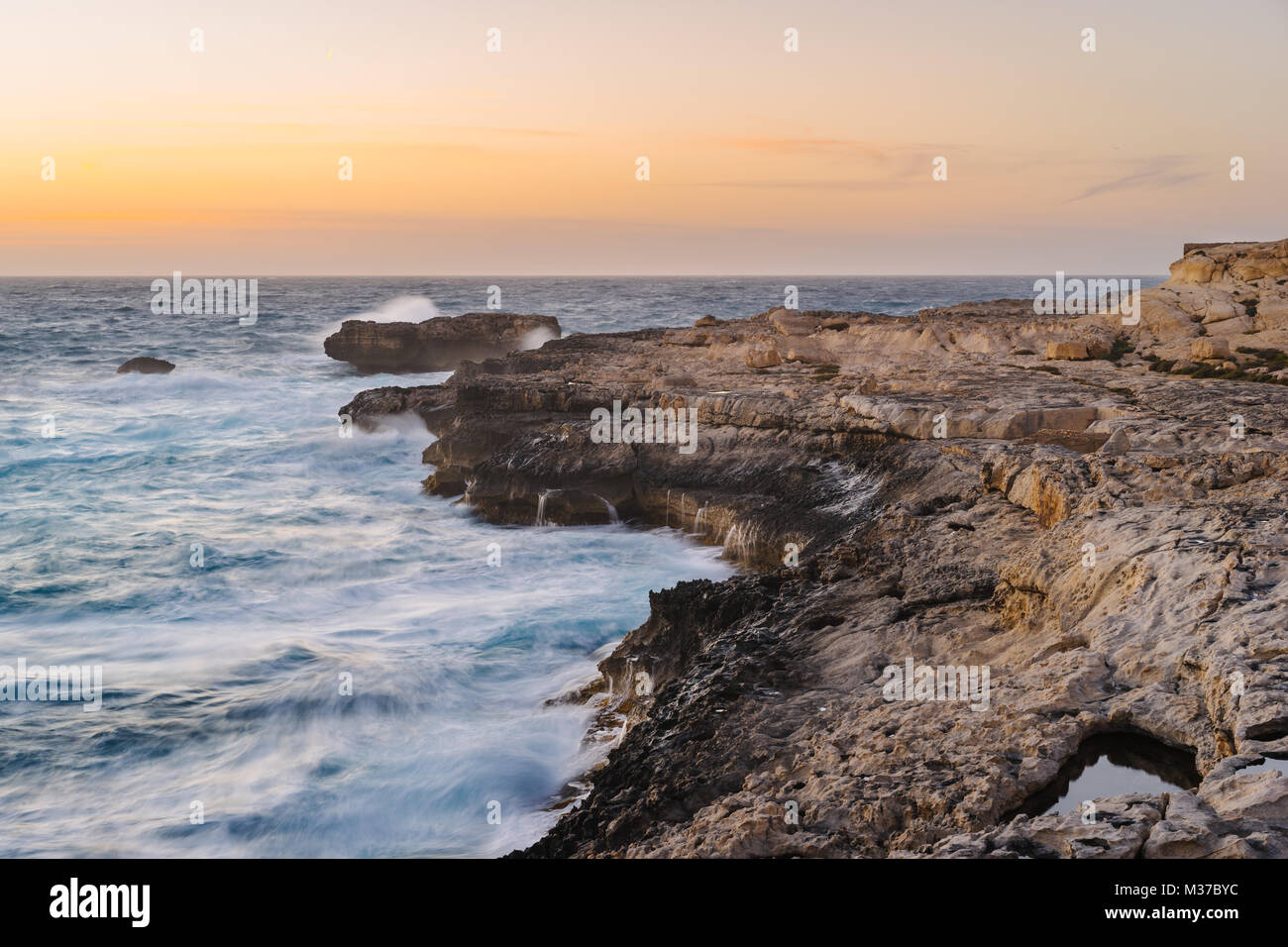 Isola di Gozo litorale durante la tempesta di primavera. Dwejra, Arcipelago Maltese Foto Stock