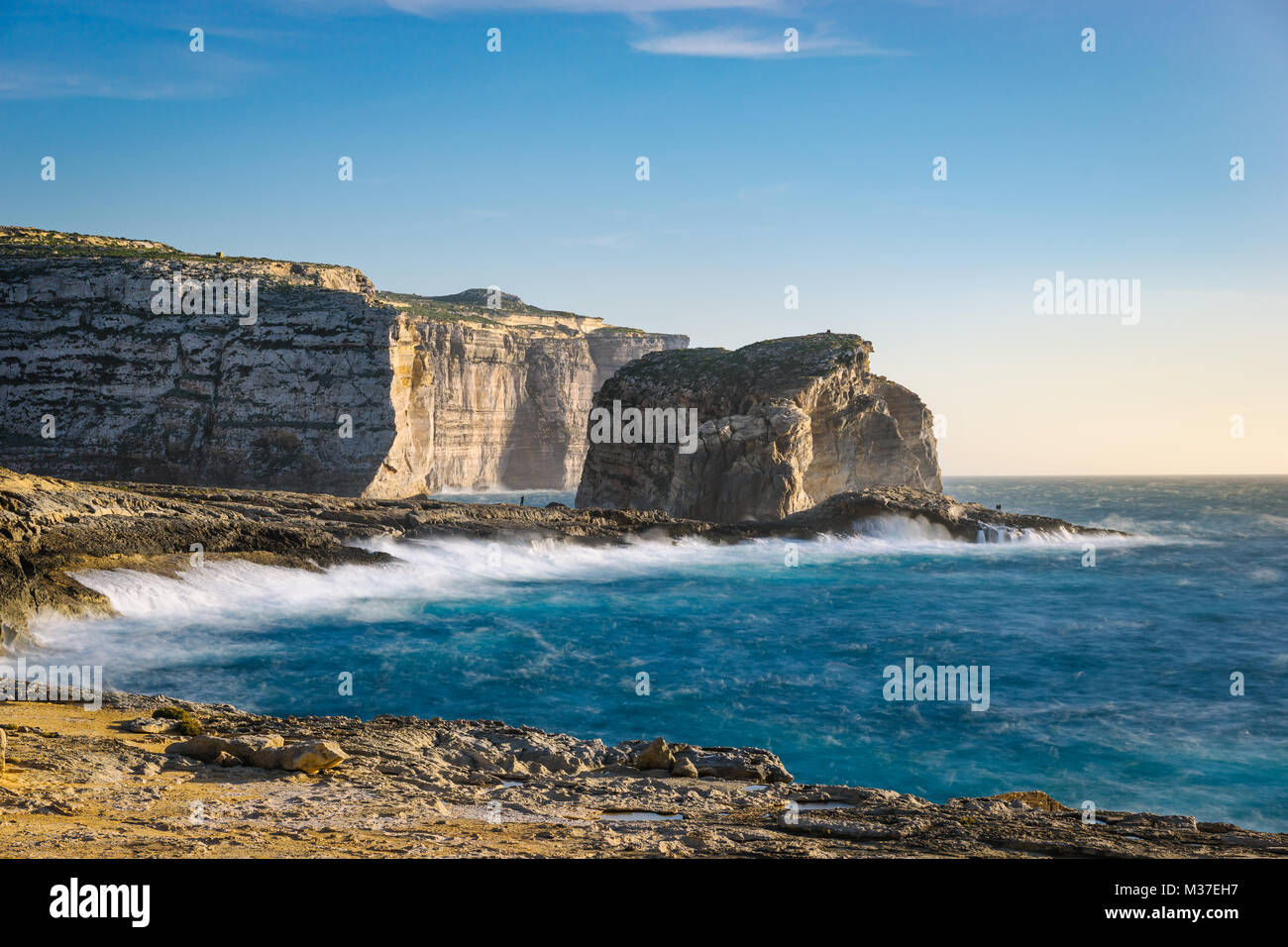 Isola di Gozo scogliere con la roccia del fungo (piccolo isolotto) durante la tempesta di primavera. Dwejra, Arcipelago Maltese Foto Stock