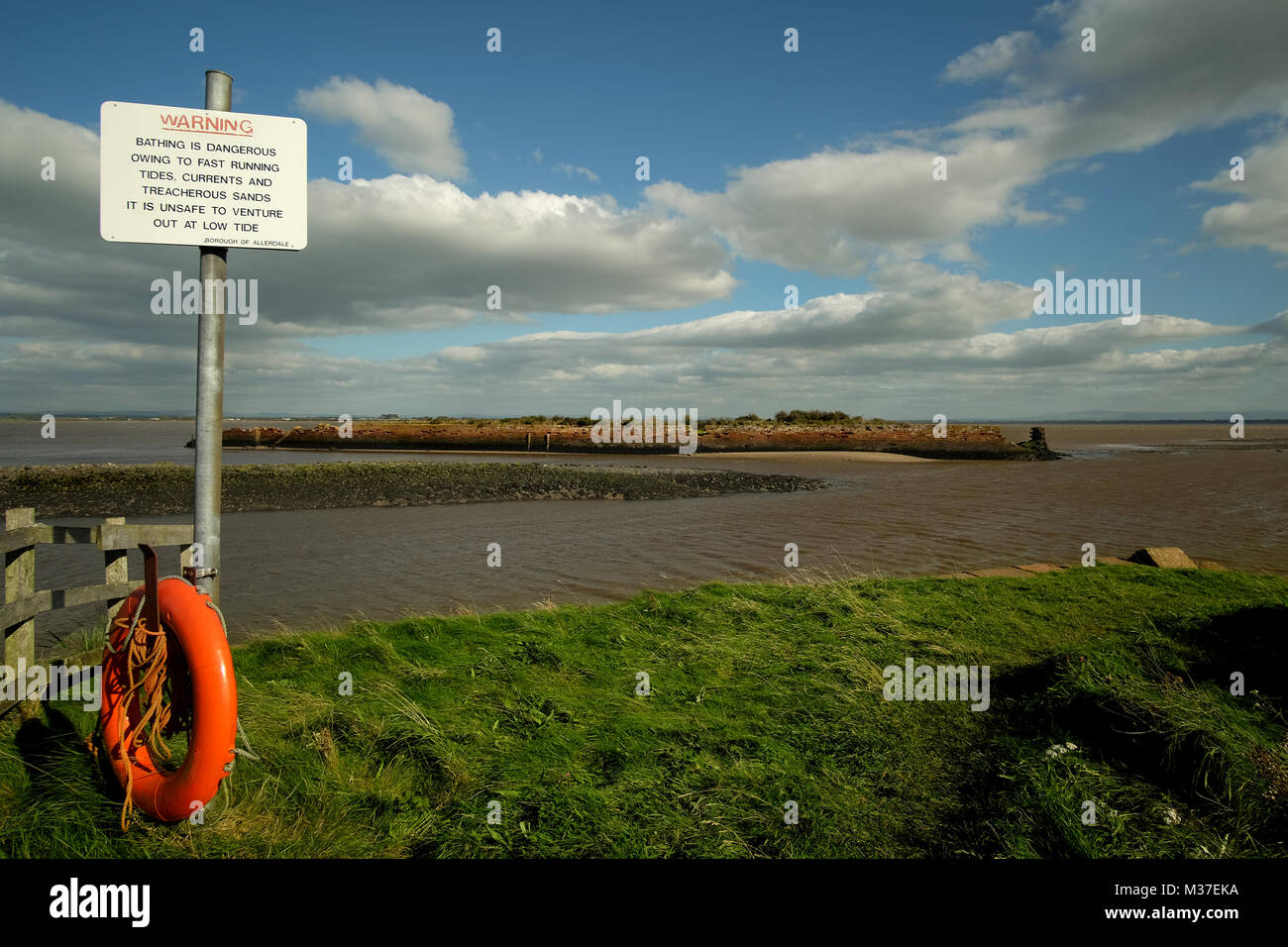 Segnaletica di pericolo mette in guardia contro i pericoli del Solway Firth estuario Foto Stock
