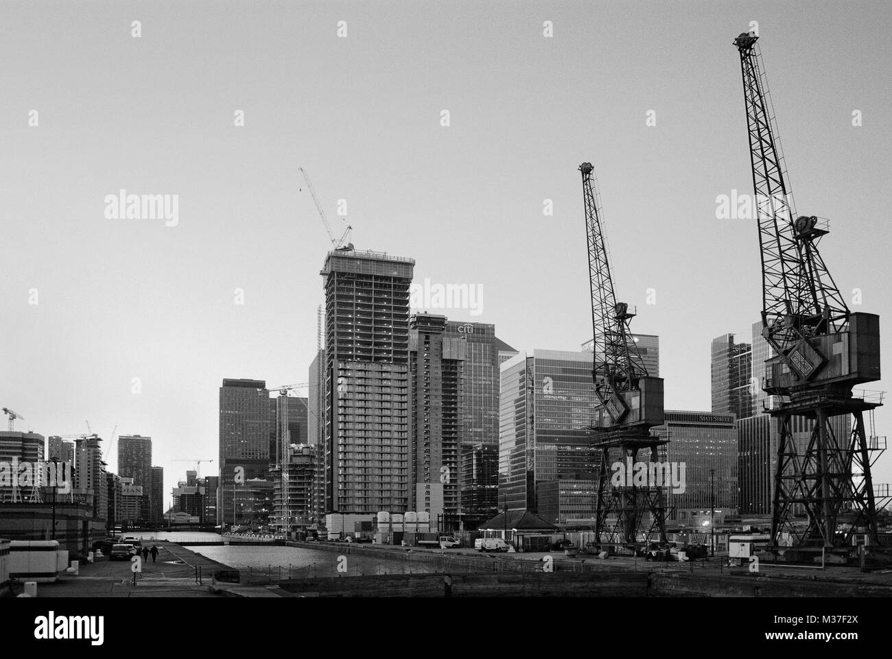 Nuovi edifici in costruzione e gru a sud di Dock, Canary Wharf, East London, Regno Unito Foto Stock