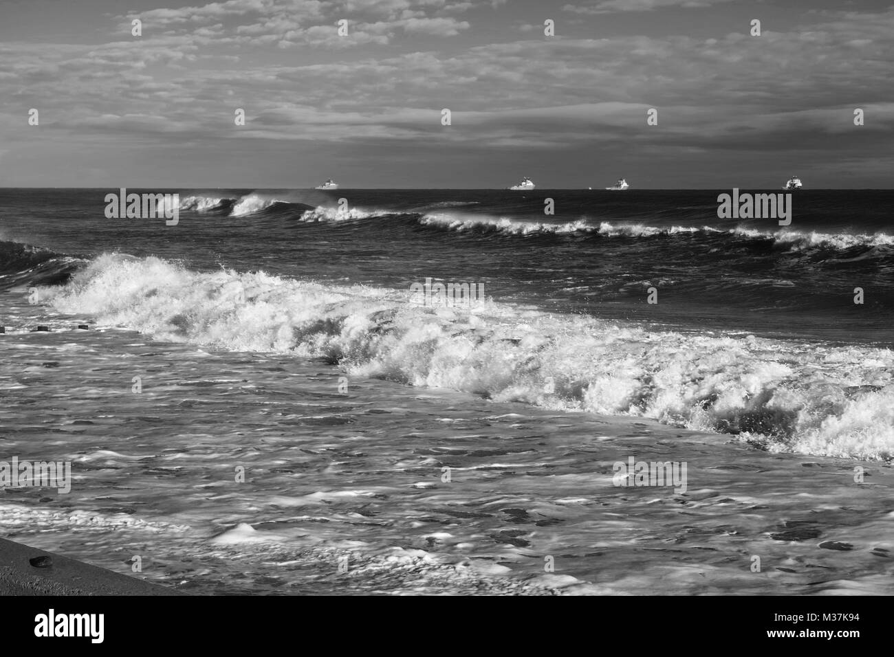 In Crash il Mare del Nord tempesta onde sulla spiaggia di Aberdeen. La Scozia, Regno Unito. Foto Stock