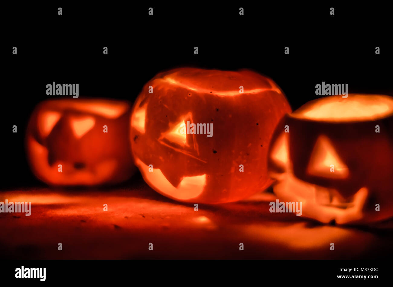 Zucca di Halloween con faccia paura e la masterizzazione di candela su sfondo nero. Foto Stock