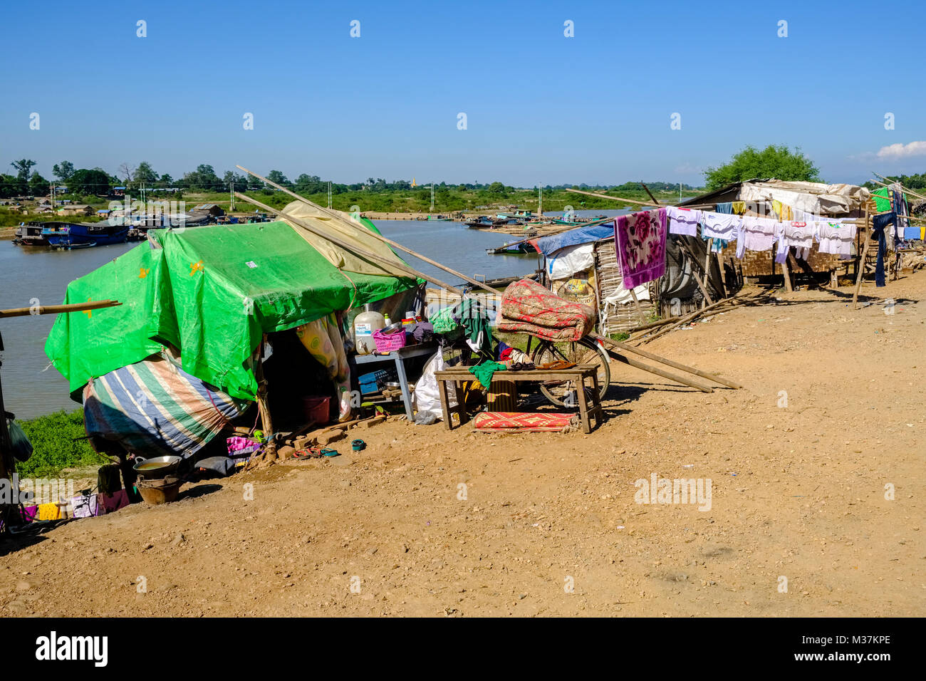 Baracche baraccopoli alla periferia della città nei pressi del fiume Irrawaddy Foto Stock
