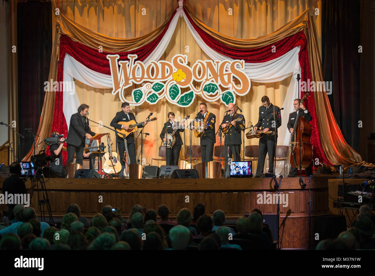 170914-N-NW255-007 BEREA, Ky. (14 settembre 2017) Stati Uniti La banda della marina militare del paese di bluegrass corrente ensemble esegue sul WoodSongs Radio Old-Time ora alla Phelps-Stokes Auditorium di Berea College. Lo spettacolo è stato eseguito di fronte ad un pubblico live e live-streaming e sarà rebroadcast più tardi in autunno su la radio e la televisione pubbliche, nonché sulle forze armate Rete Radio. Paese corrente è su un tour di cinque giorni attraverso il Tennessee, Kentucky e Virginia. (U.S. Navy foto di Senior Chief Musician Melissa Vescovo/RILASCIATO) 170914-N-NW255-007 dalla Marina degli Stati Uniti Band Foto Stock