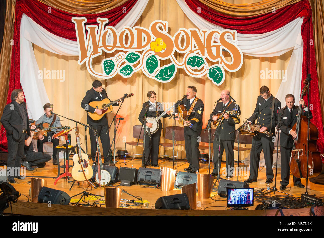170914-N-NW255-013 BEREA, Ky. (14 settembre 2017) Stati Uniti La banda della marina militare del paese di bluegrass corrente ensemble esegue sul WoodSongs Radio Old-Time ora alla Phelps-Stokes Auditorium di Berea College. Lo spettacolo è stato eseguito di fronte ad un pubblico live e live-streaming e sarà rebroadcast più tardi in autunno su la radio e la televisione pubbliche, nonché sulle forze armate Rete Radio. Paese corrente è su un tour di cinque giorni attraverso il Tennessee, Kentucky e Virginia. (U.S. Navy foto di Senior Chief Musician Melissa Vescovo/RILASCIATO) 170914-N-NW255-013 dalla Marina degli Stati Uniti Band Foto Stock