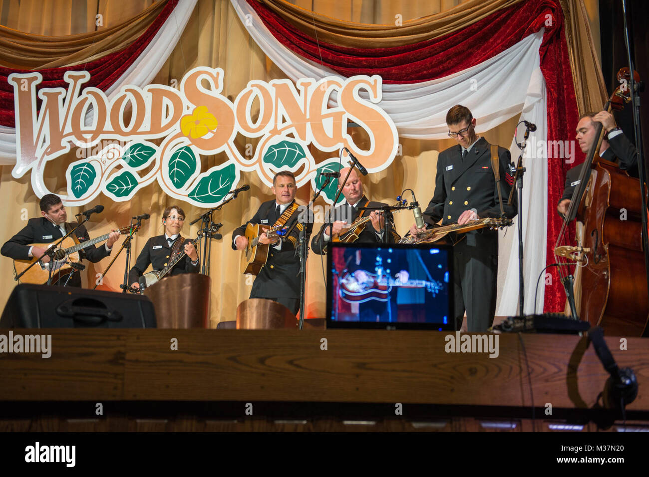 170914-N-NW255-057 BEREA, Ky. (14 settembre 2017) musicista di prima classe Henry Johns assoli durante un U.S. La banda della marina paese corrente ensemble di bluegrass prestazioni sul WoodSongs Radio Old-Time ora alla Phelps-Stokes Auditorium di Berea College. Lo spettacolo è stato eseguito di fronte ad un pubblico live e live-streaming e sarà rebroadcast più tardi in autunno su la radio e la televisione pubbliche, nonché sulle forze armate Rete Radio. Paese corrente è su un tour di cinque giorni attraverso il Tennessee, Kentucky e Virginia. (U.S. Navy foto di Senior Chief Musician Melissa Vescovo/RILASCIATO) 170914-N-NW255-057 da Foto Stock