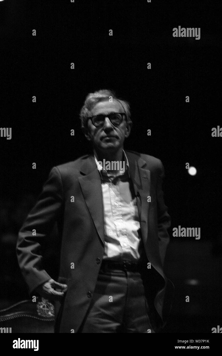 Woody Allen rende una rara visita a Oviedo, Spagna per contribuire a sostenere la Fundacion Principe de Asturias, (Fondazione Principe di Arturias). Egli darà anche un sedersi Q & A colloquio con il regista spagnolo, José Luis Garci al Palacio de Congresos Auditoro principio Felipe. Il pubblico è stato riempito con più di duemila persone che si fermò sulla linea per ore per avere biglietti gratis data dal Principe Felipe. Maggio 14, 2005 Credit: Walter McBride/MediaPunch Foto Stock