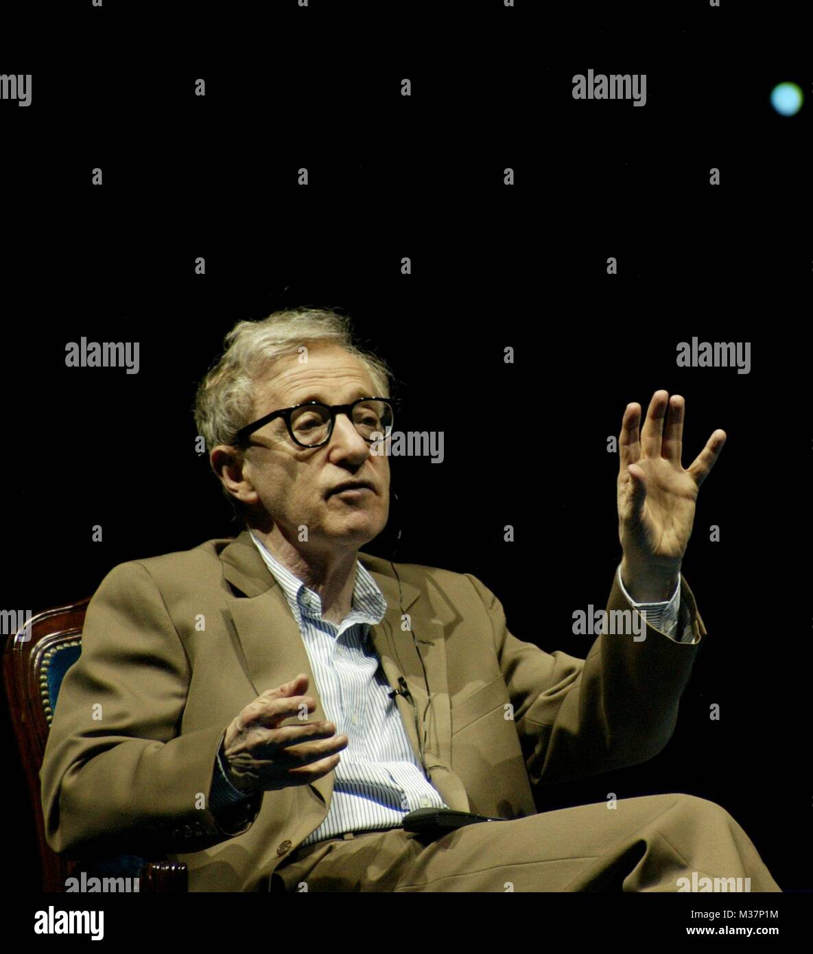 Woody Allen rende una rara visita a Oviedo, Spagna per contribuire a sostenere la Fundacion Principe de Asturias, (Fondazione Principe di Arturias). Egli darà anche un sedersi Q & A colloquio con il regista spagnolo, José Luis Garci al Palacio de Congresos Auditoro principio Felipe. Il pubblico è stato riempito con più di duemila persone che si fermò sulla linea per ore per avere biglietti gratis data dal Principe Felipe. Maggio 14, 2005 Credit: Walter McBride/MediaPunch Foto Stock